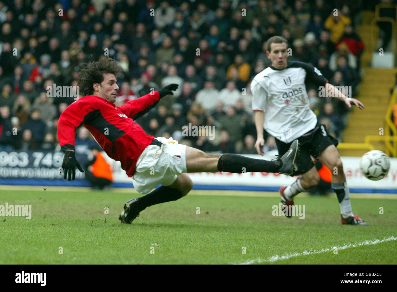 Fußball - FA Barclaycard Premiership - Fulham / Manchester United. Ruud Van Nistelrooy von Manchester United verpasst am Ende des Spiels eine Torchance Stockfoto