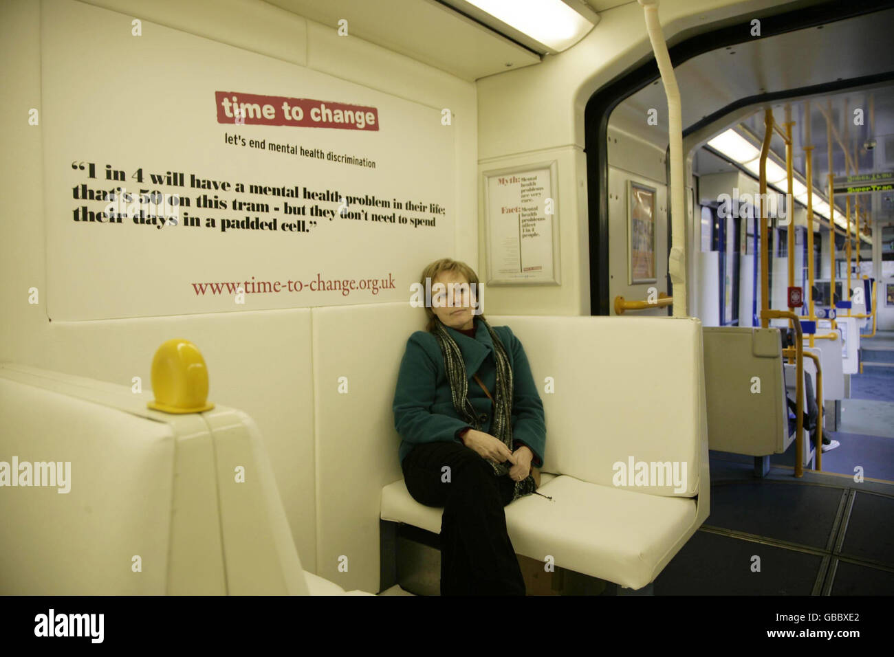Pendler an Bord einer Straßenbahn in Sheffield, die von Time To Change zu einer gepolsterten Zelle für eine Kampagne zur Sensibilisierung für psychische Gesundheit umgebaut wurde. Stockfoto