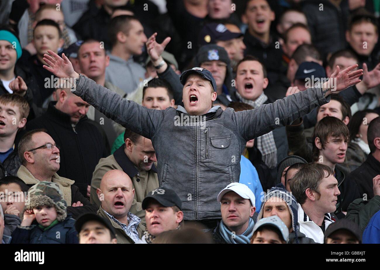 Fußball - FA Cup - vierte Runde - Cardiff City / Arsenal - Ninian Park. Cardiff Fans auf den Tribünen Stockfoto