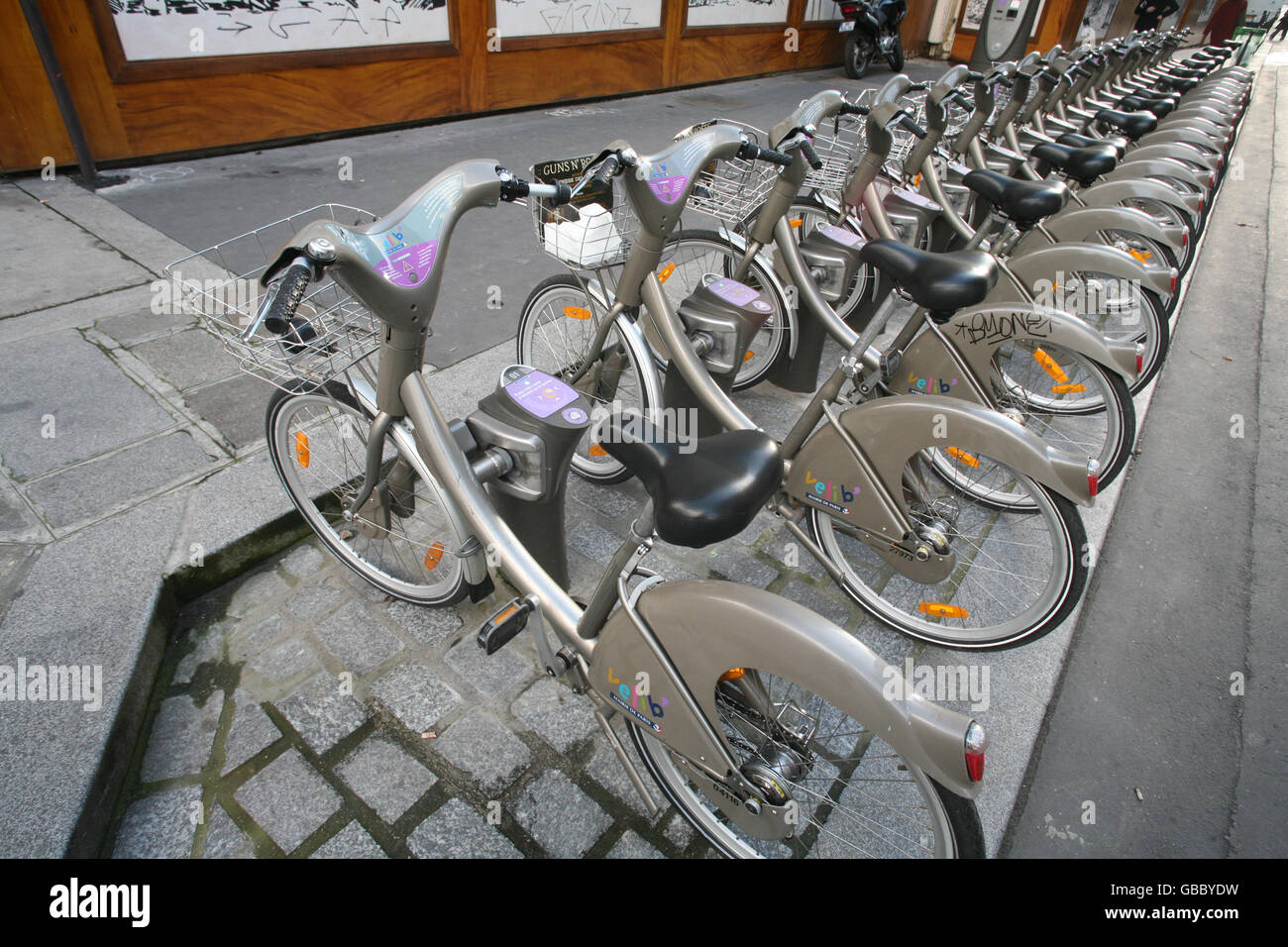 Travel Stock, Frankreich, Paris. Fahrräder zur Miete auf einem Regal in Paris. Stockfoto