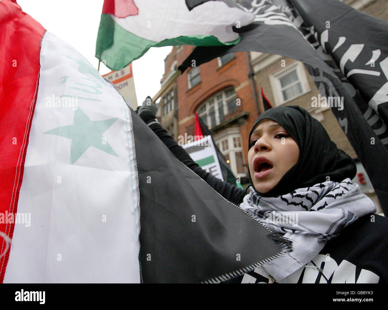 Demonstranten demonstrieren vor der israelischen Botschaft in Kensington, London, gegen Israels fortgesetzte Militäraktion im Gazastreifen. Stockfoto