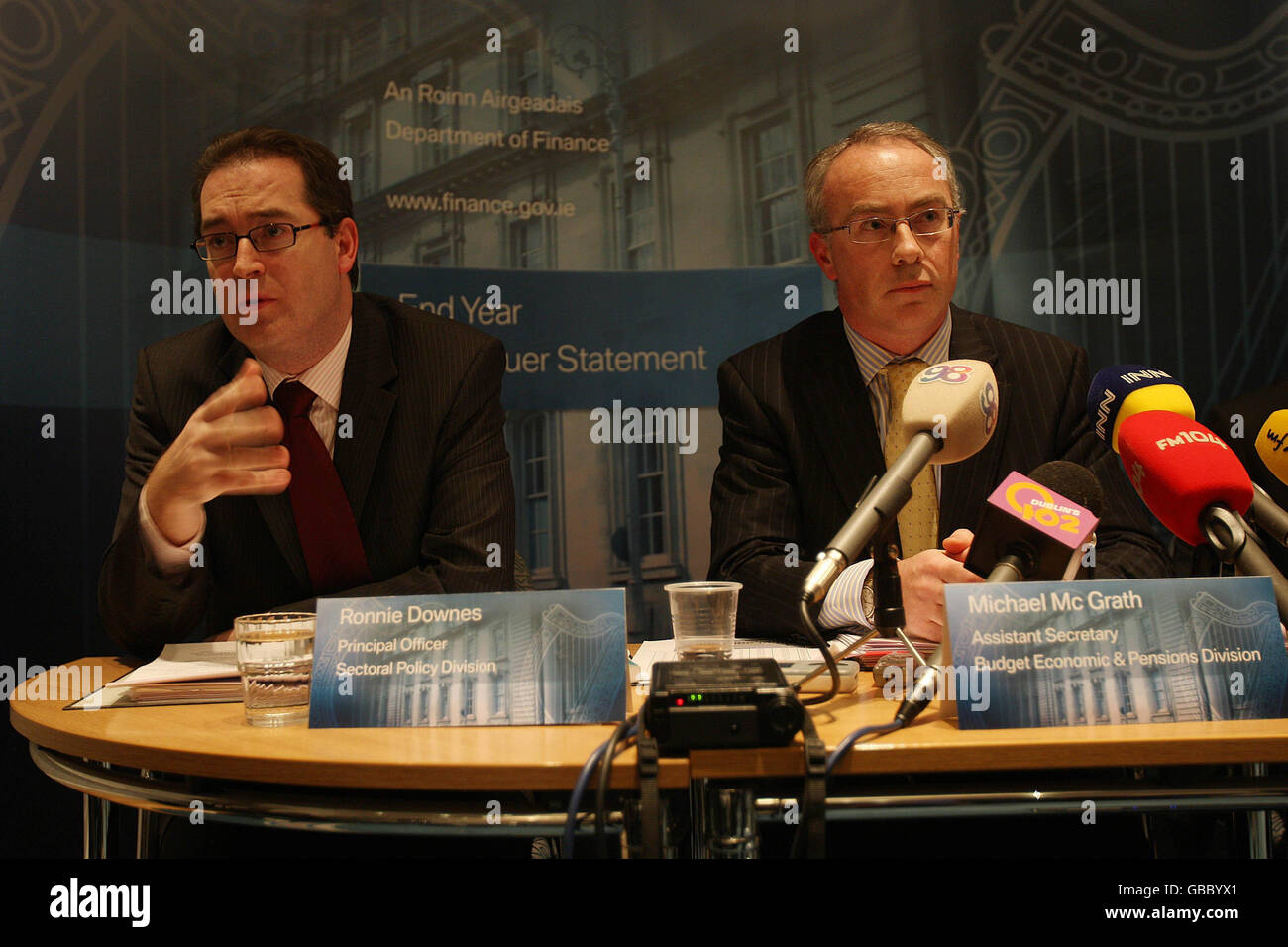 Ronnie Downes, links, Principal Officer of Finance, und Michael McGrath, rechts, Assistant Secretary of Finance, beide aus dem Finanzministerium während einer Pressekonferenz in den Abteilungsbüros am Merrion Square, Dublin, Wo bestätigt wurde, dass die öffentlichen Finanzen um 12.7 Milliarden Euro untergegangen sind, nachdem die Steuereinnahmen um 8.1 Milliarden Euro geringer waren als im Vorjahr prognostiziert. Stockfoto