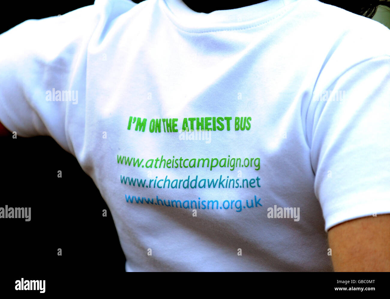 Guardian Journalistin Ariane Sherine trägt ein T-Shirt mit einer atheistischen Botschaft in Kensington Gardens, London. Stockfoto