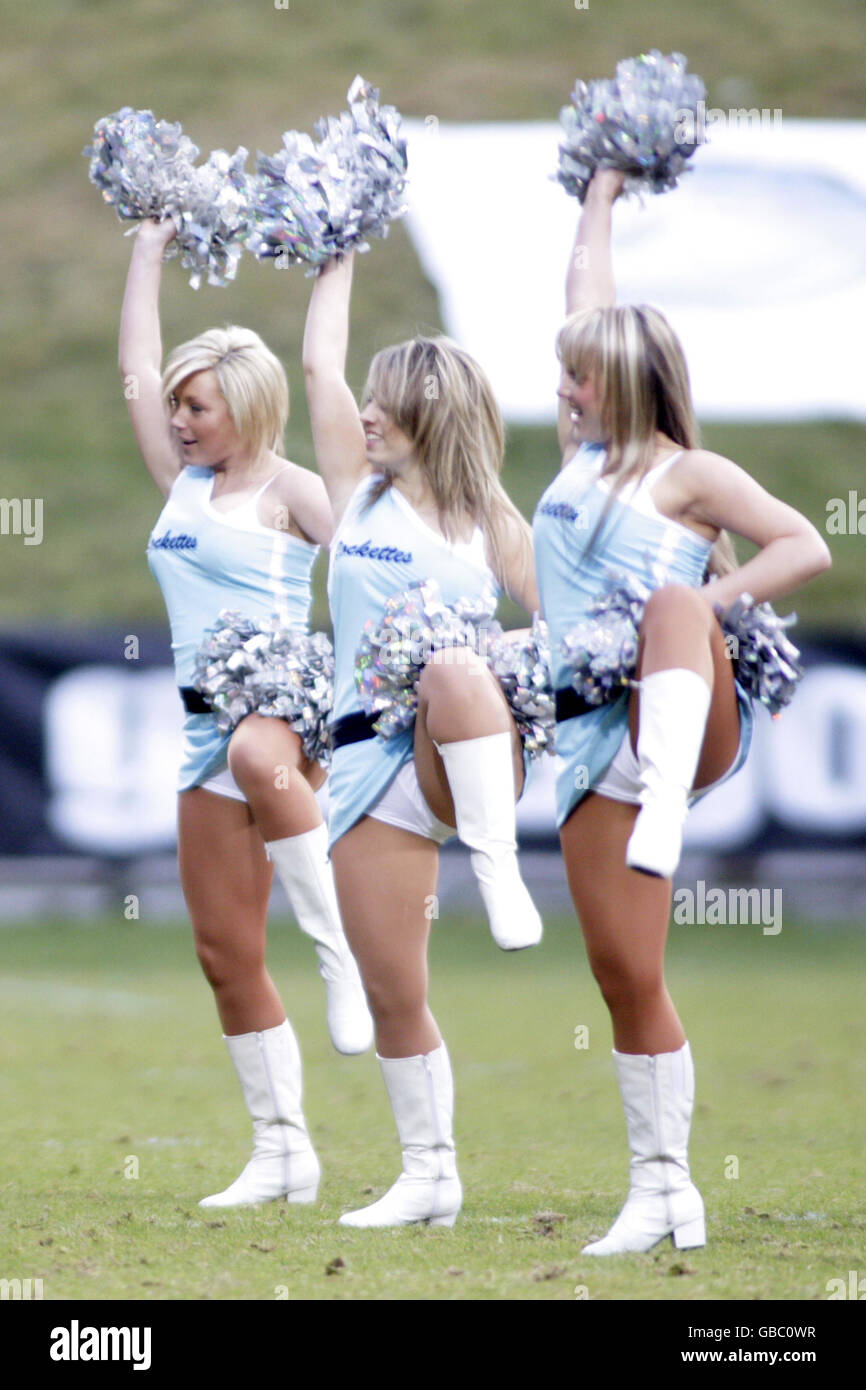 Rugby Union - Magners League - Glasgow Warriors / Edinburgh Rugby - Firhill Arena. Cheerleader sorgen in der Firhill Arena für Unterhaltung Stockfoto
