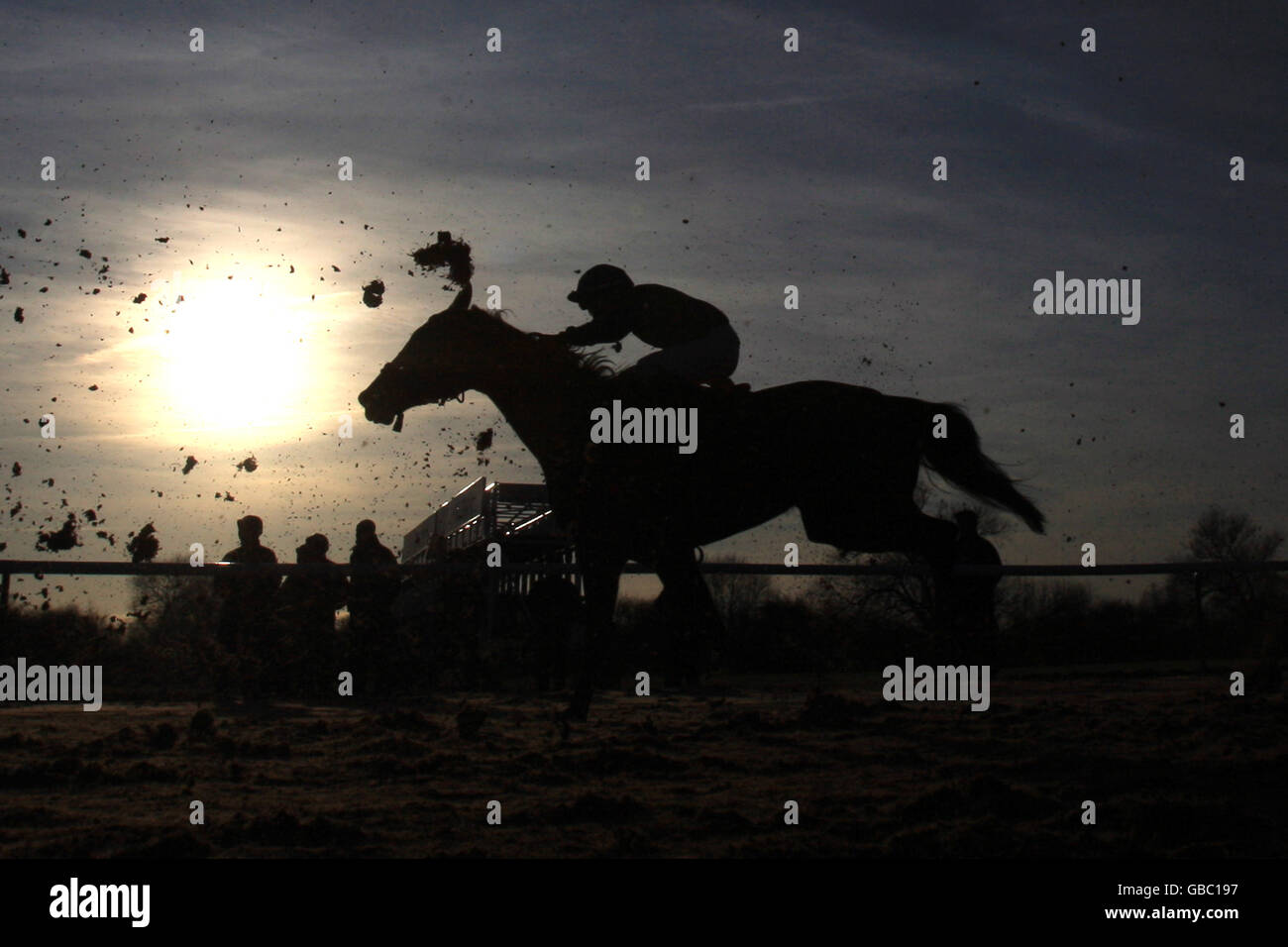 Pferderennen - Southwell Racecourse. Action von der Rennstrecke Southwell bei Sonnenuntergang Stockfoto