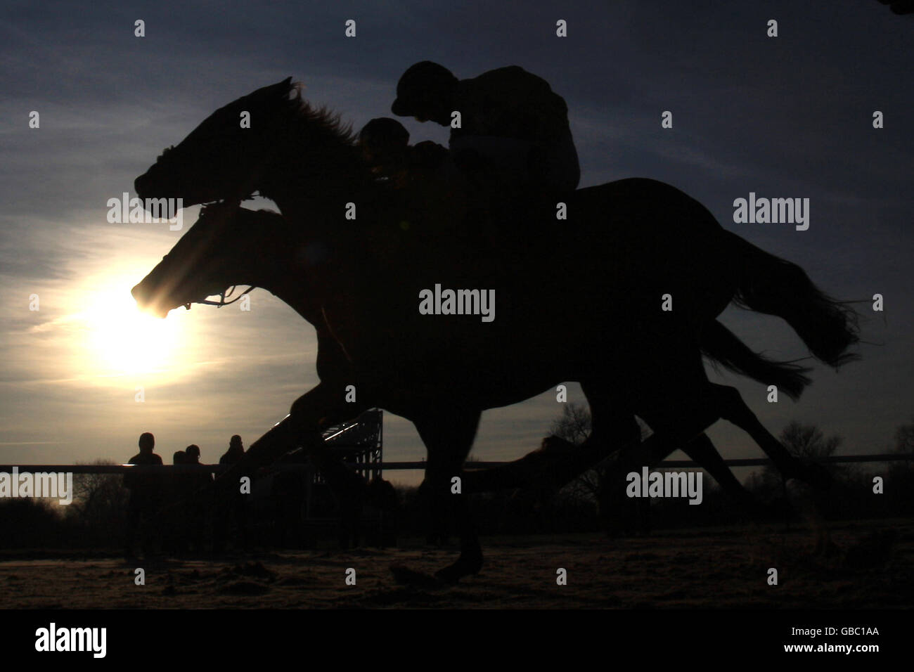 Pferderennen - Southwell Racecourse. Action von der Rennstrecke Southwell bei Sonnenuntergang Stockfoto