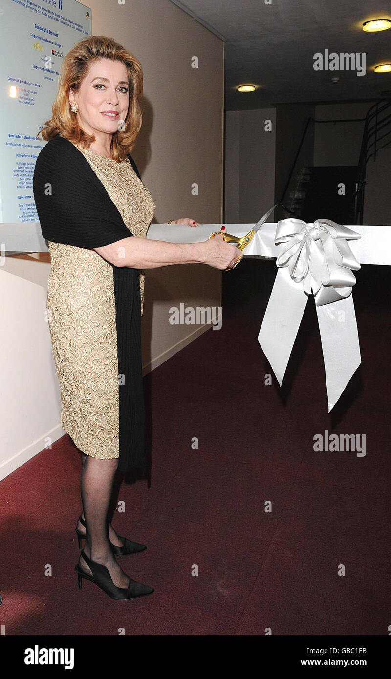 Catherine Deneuve eröffnet das neu eröffnete Cine Lumiere im Institut Francais nach seiner 800.000-km-Umgestaltung im Zentrum von London. Stockfoto