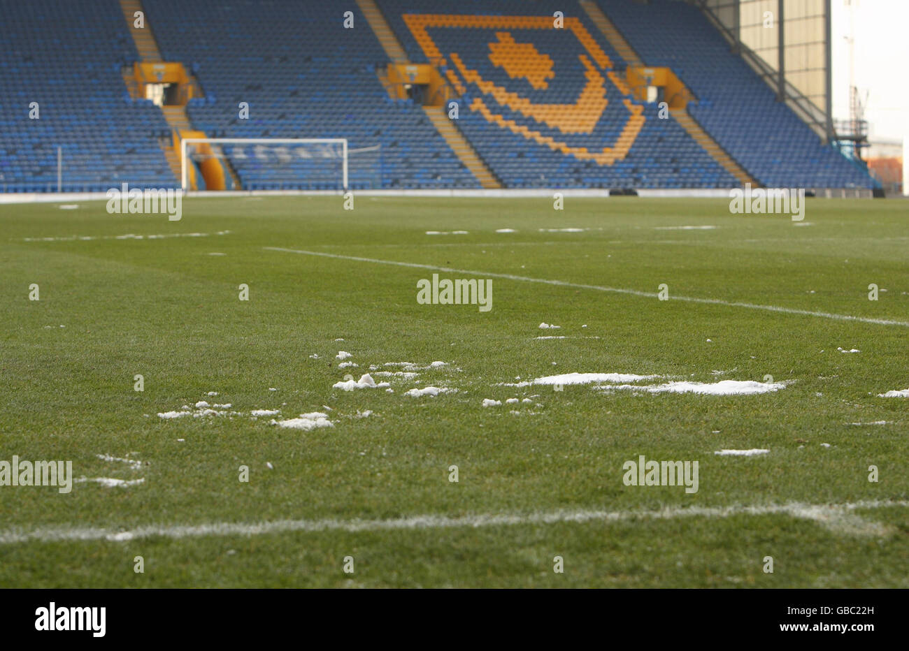 Eisflecken sind auf der Oberfläche des Platzes im Fratton Park sichtbar, nachdem der Barclays Premiership-Kampf von Portsmouth gegen Manchester City aufgrund eines gefrorenen Platzes verschoben wurde. Stockfoto