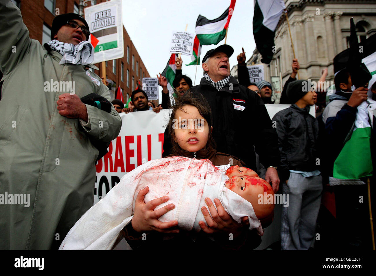 Demonstranten marschieren durch das Zentrum von Dublin und fordern ein Ende der fortgesetzten Bombardierung des Gazastreifens durch Israel. Stockfoto