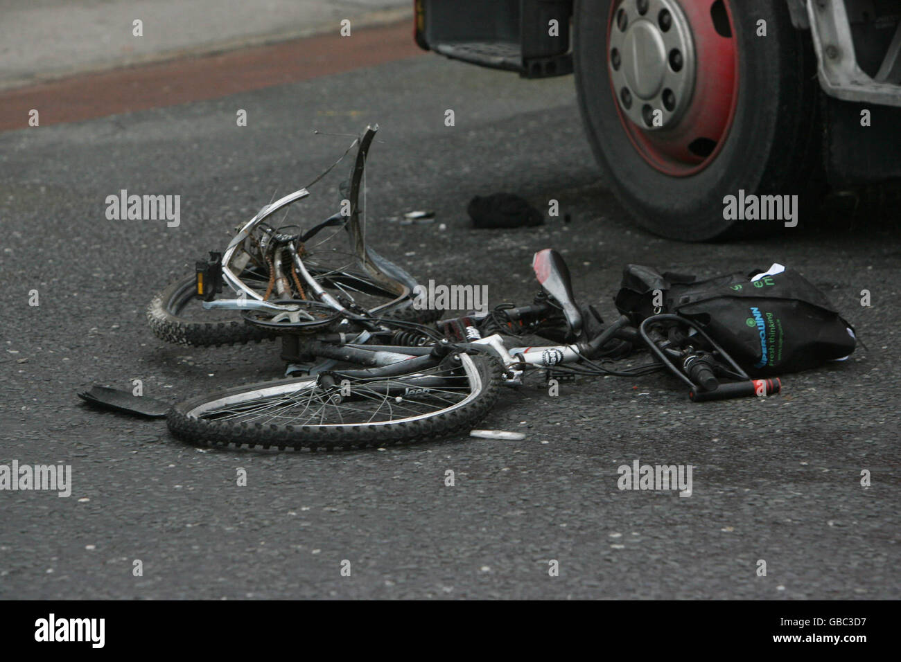 Allgemeine Ansicht der Szene, in der ein Radfahrer bei einem Verkehrsunfall in der Gegend von Harold's Cross Road in Dublin an diesem Morgen getötet wurde. Stockfoto