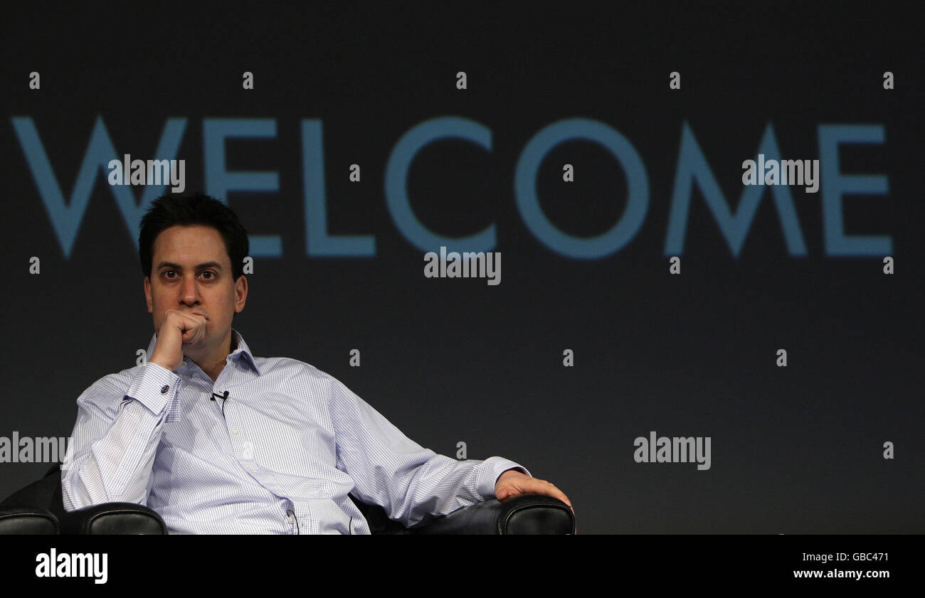 Ed Miliband, Staatssekretär für Energie und Klimawandel, beantwortet Fragen auf der Fabian Society Conference "Fairness doesn't Happen by Chance" am Imperial College, Kensington, London. Stockfoto