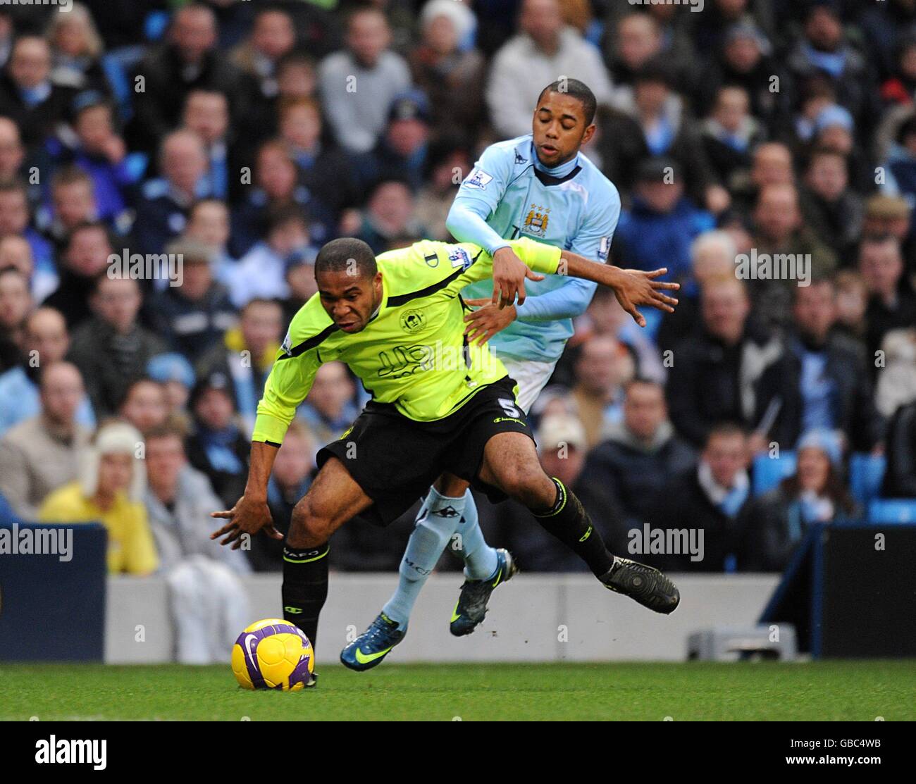 Fußball - Barclays Premier League - Manchester City / Wigan Athletic - City of Manchester Stadium. Wilson Palacios von Wigan Athletic und De Souza Robino von Manchester City kämpfen um den Ball Stockfoto