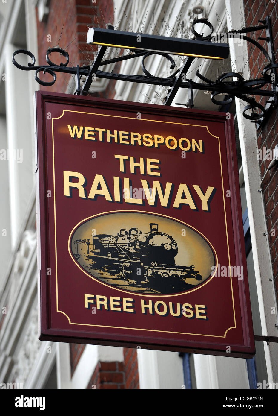 Allgemeine Ansicht des JD Wetherspoon Pub Schild an einem öffentlichen Haus in Putney Südwesten Londons. Stockfoto