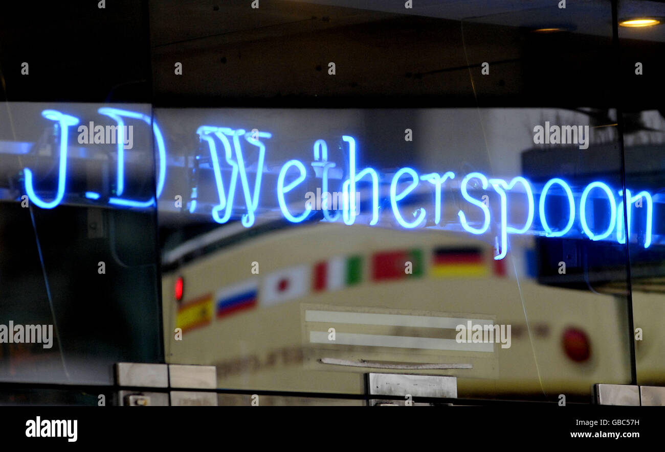Gesamtansicht eines JD Wetherspoon Pubs im Zentrum von London. Stockfoto