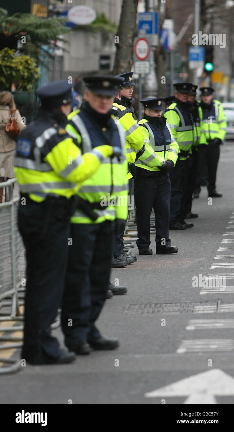 Strenge Sicherheitsvorkehrungen, bevor heute zwei Männer verhaftet wurden, nachdem sie im Mansion House in Dublin einen Protest auf dem Dach veranstaltet hatten, als sich Politiker zum 90. Jahrestag des ersten irischen parlaments, Dail Eireann, versammelten. Stockfoto