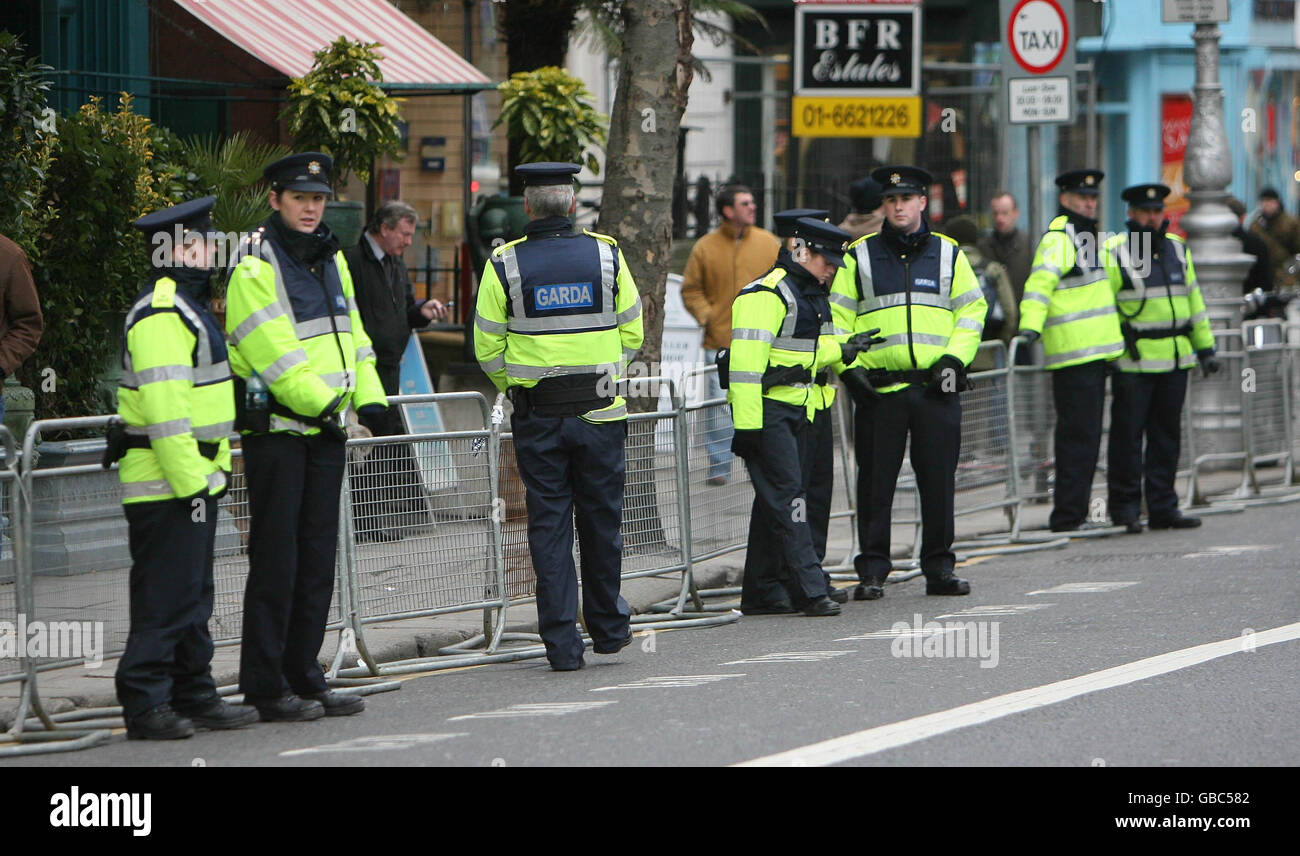 Strenge Sicherheitsvorkehrungen, bevor heute zwei Männer verhaftet wurden, nachdem sie im Mansion House in Dublin einen Protest auf dem Dach veranstaltet hatten, als sich Politiker zum 90. Jahrestag des ersten irischen parlaments, Dail Eireann, versammelten. Stockfoto
