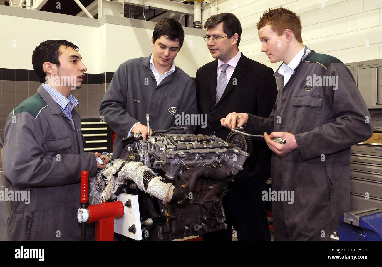 (Von links nach rechts) die Auszubildenden Jason Dalmas, Andrew Lowe und Ashley Colvin sprechen mit Jaguar Land Rover Chief Executive David Smith (zweiter rechts) an der neuen energieeffizienten Schulungsakademie von Jaguar Land Rover in Warwick. Stockfoto