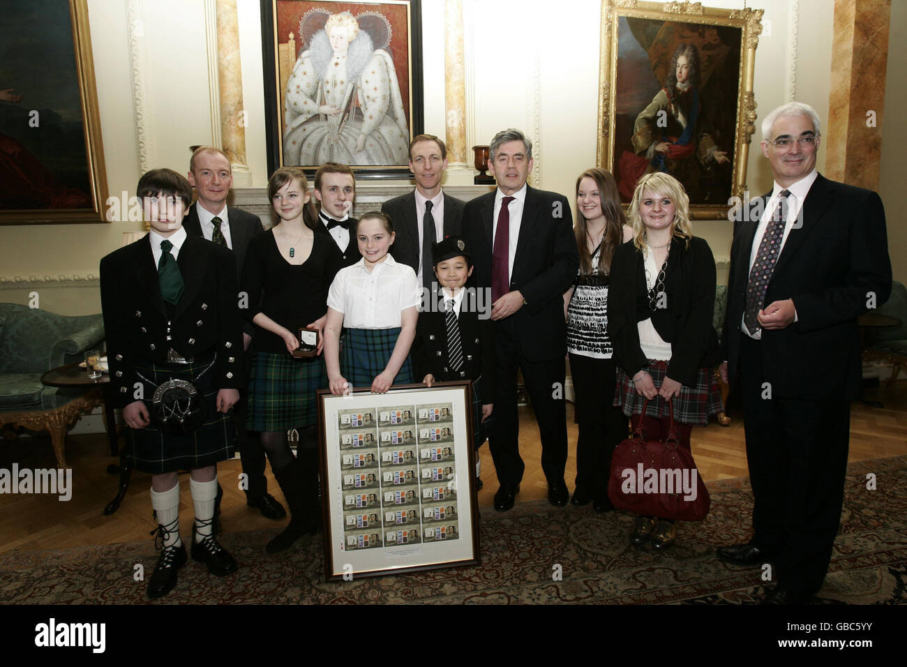 Premierminister Gordon Brown und Kanzler Alistair Darling, rechts, posieren mit schottischen Schulkindern mit den Gedenkmarken und Münzen von Robert Burns, die ihm während eines Empfangs in der Downing Street, London, 10, anlässlich der 250 Jahre seit der Geburt von Robert Burns (von links), vorgestellt wurden, sind Iain Hall, Postminister Pat McFadden, Cait Lennox, Craig Paton, Freya Hall und Calum Ian Brown, schottischer Sekretär Jim Murphy, Brown, Holly Little, Alison Jones und Darling). Stockfoto