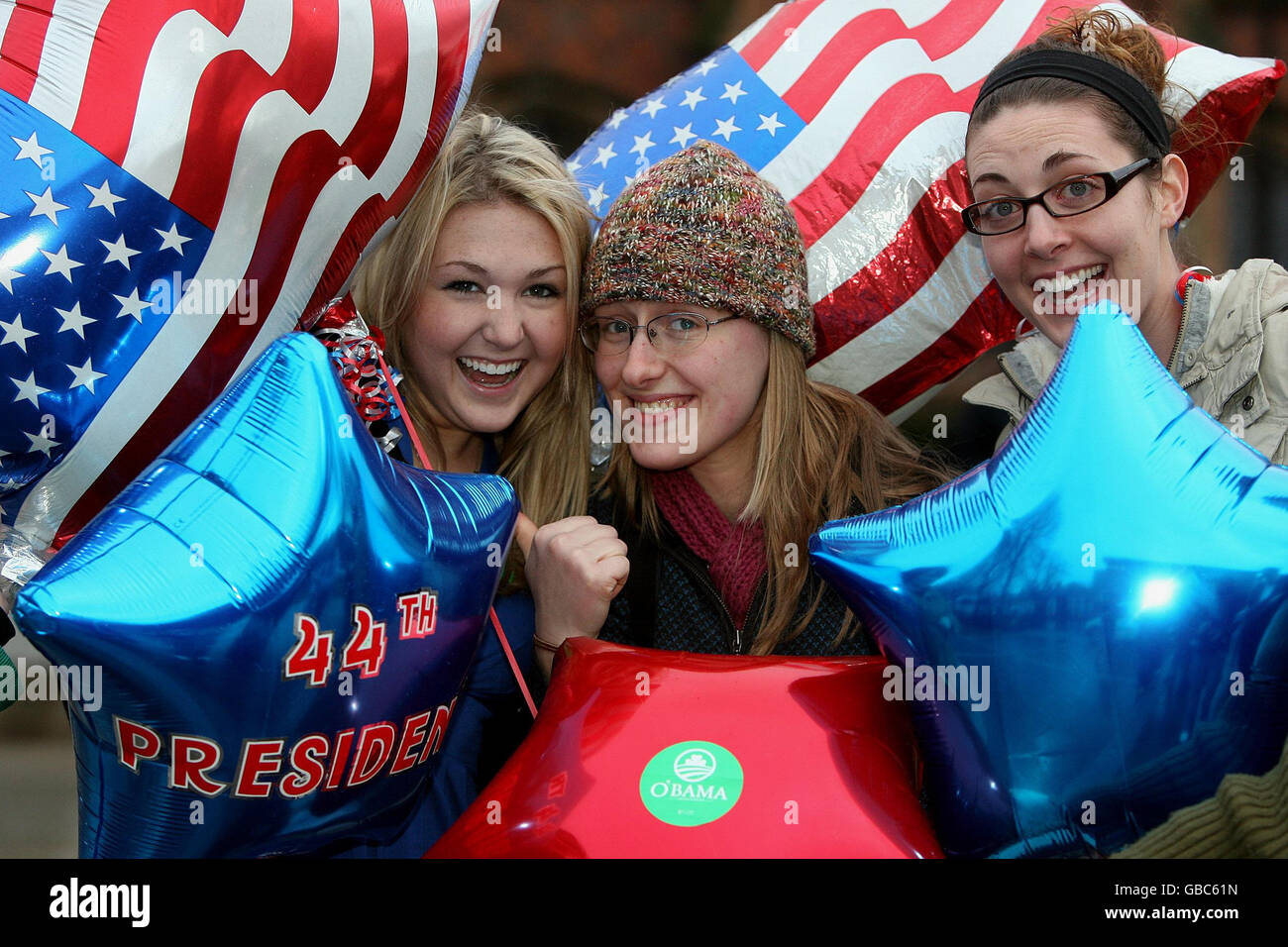 Amerikanische Studenten an der Queens University Belfast, von links nach rechts, Jordan Junge aus Denver Colorada, Jamie Ferguson aus Alabama und Anne Martz aus dem Norden von Virginia feiern, wie Barack Obama als 44. Präsident der USA vereidigt wird. Stockfoto
