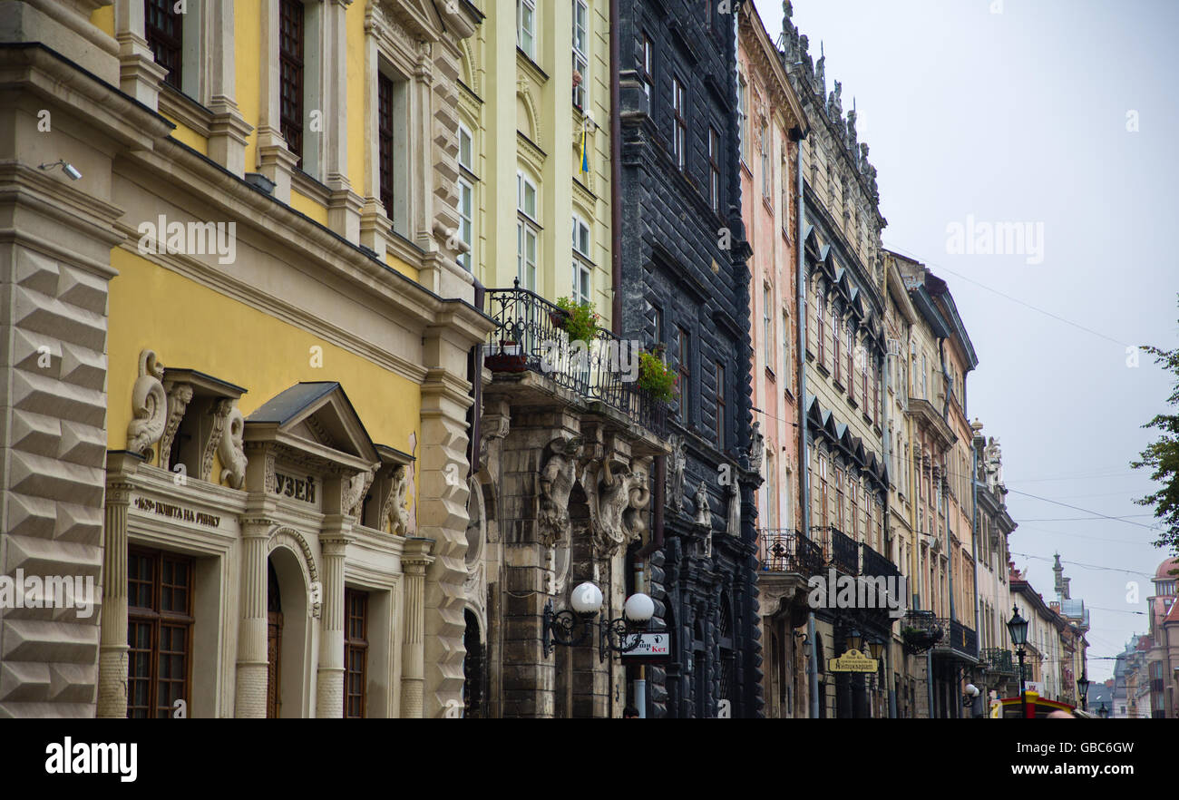 LVIV, UKRAINE Morgen Lemberg. Der Marktplatz, Ostseite. Die Straßen und Häuser der Altstadt. Foto von der mornin Stockfoto