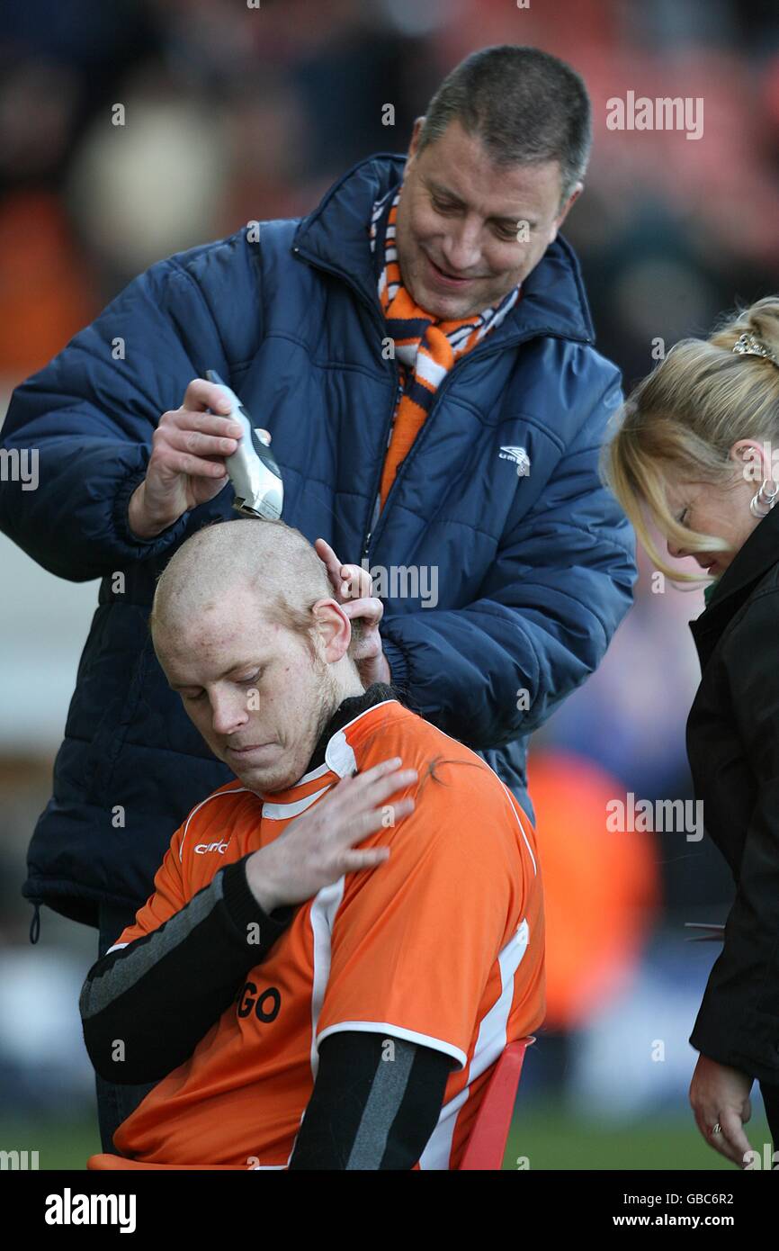 Fußball - Coca-Cola Football League Championship - Blackpool / Birmingham City - Bloomfield Road. Ein Blackpool-Fan hat in der Halbzeit seinen Kopf rasiert. Stockfoto
