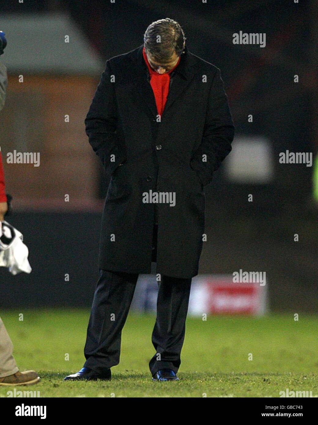 Fußball - FA Cup - vierte Runde - Kettering Town gegen Fulham - Rockingham Road. Mark Cooper, Manager von Kettering Town, steht am Ende des Spiels depriziert Stockfoto