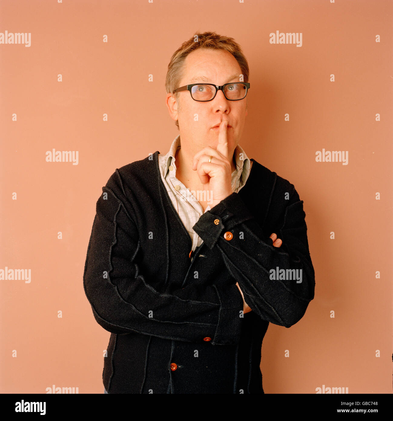 Porträt von Komiker Vic Reeves im März 2006 zu Hause fotografiert. Stockfoto