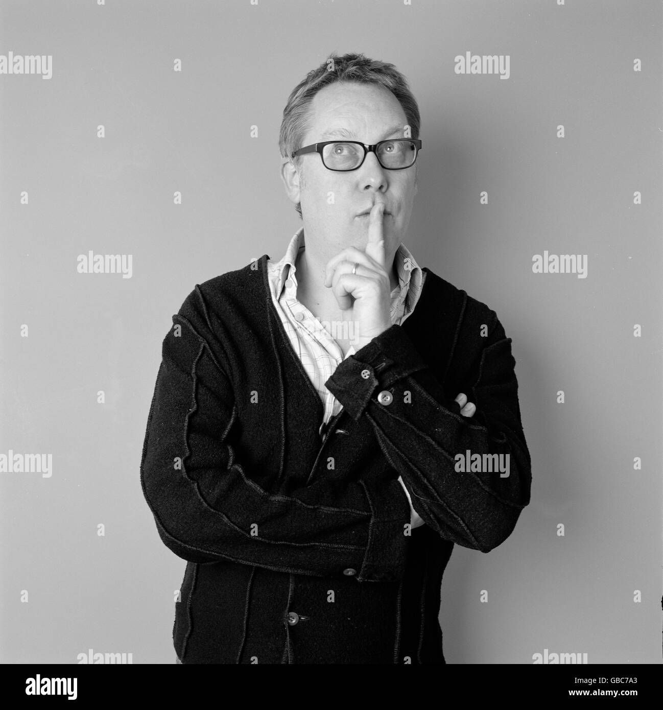 Porträt von Komiker Vic Reeves im März 2006 zu Hause fotografiert. Stockfoto