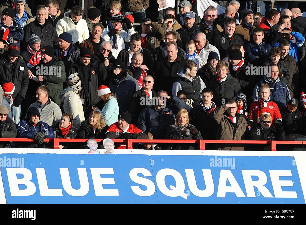 Fußball - FA Cup - vierte Runde - Kettering Town gegen Fulham - Rockingham Road. Kettering Town Fans in den Tribünen an der Rockingham Road Stockfoto