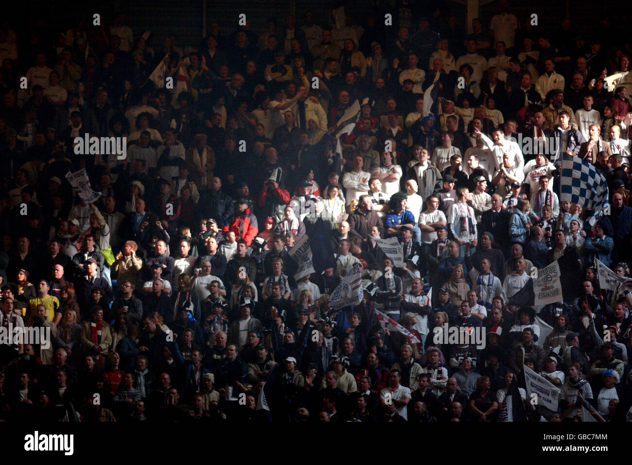 Fußball - Carling Cup - Finale - Middlesbrough gegen Bolton Wanderers. Ein Lichtschaft trifft die Fans von Bolton Wanderers Stockfoto