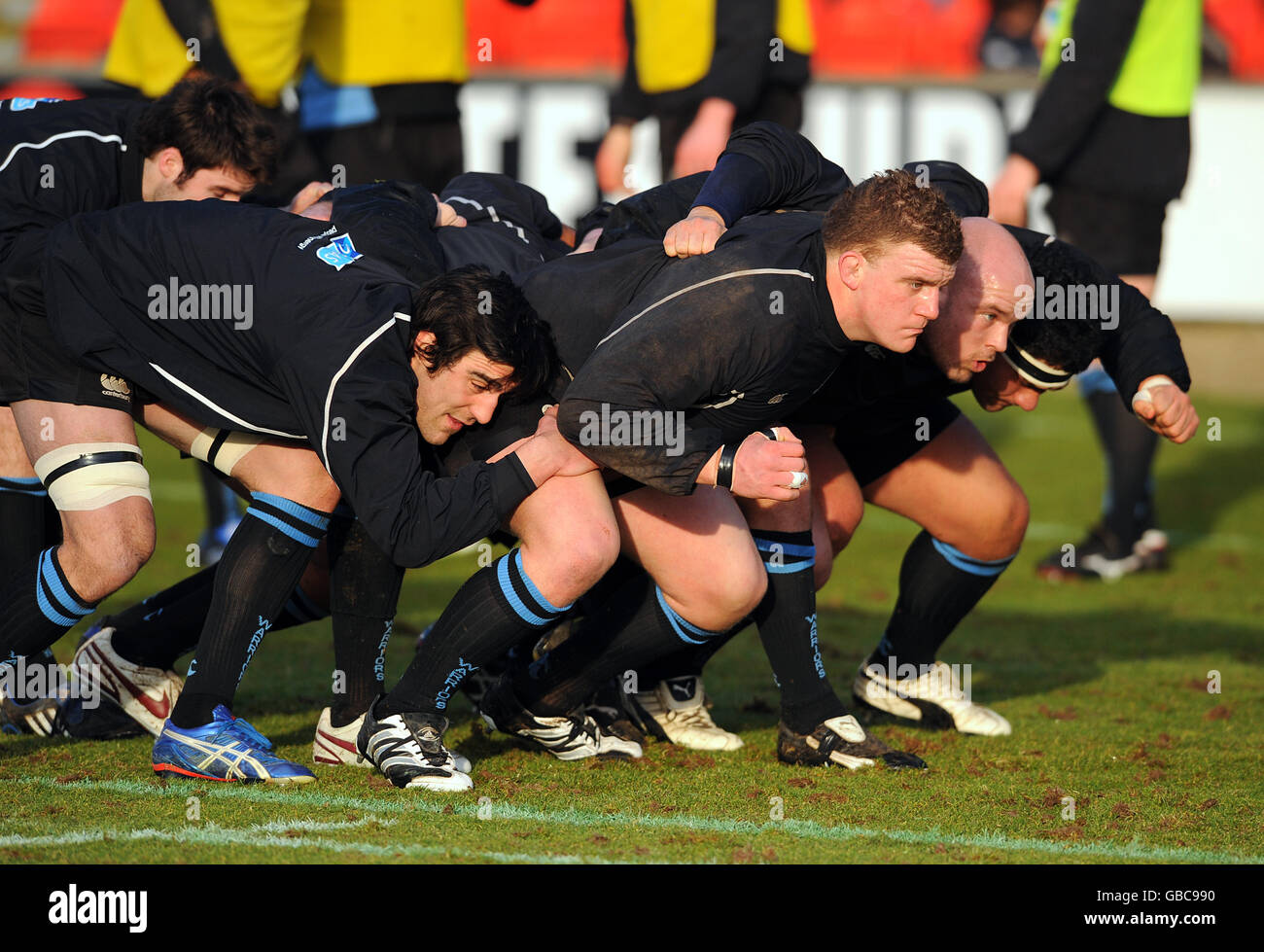 Die Glasgow Warriors Scum üben ihre Scrummaging-Techniken während der Aufwärmphase vor dem Spiel Stockfoto