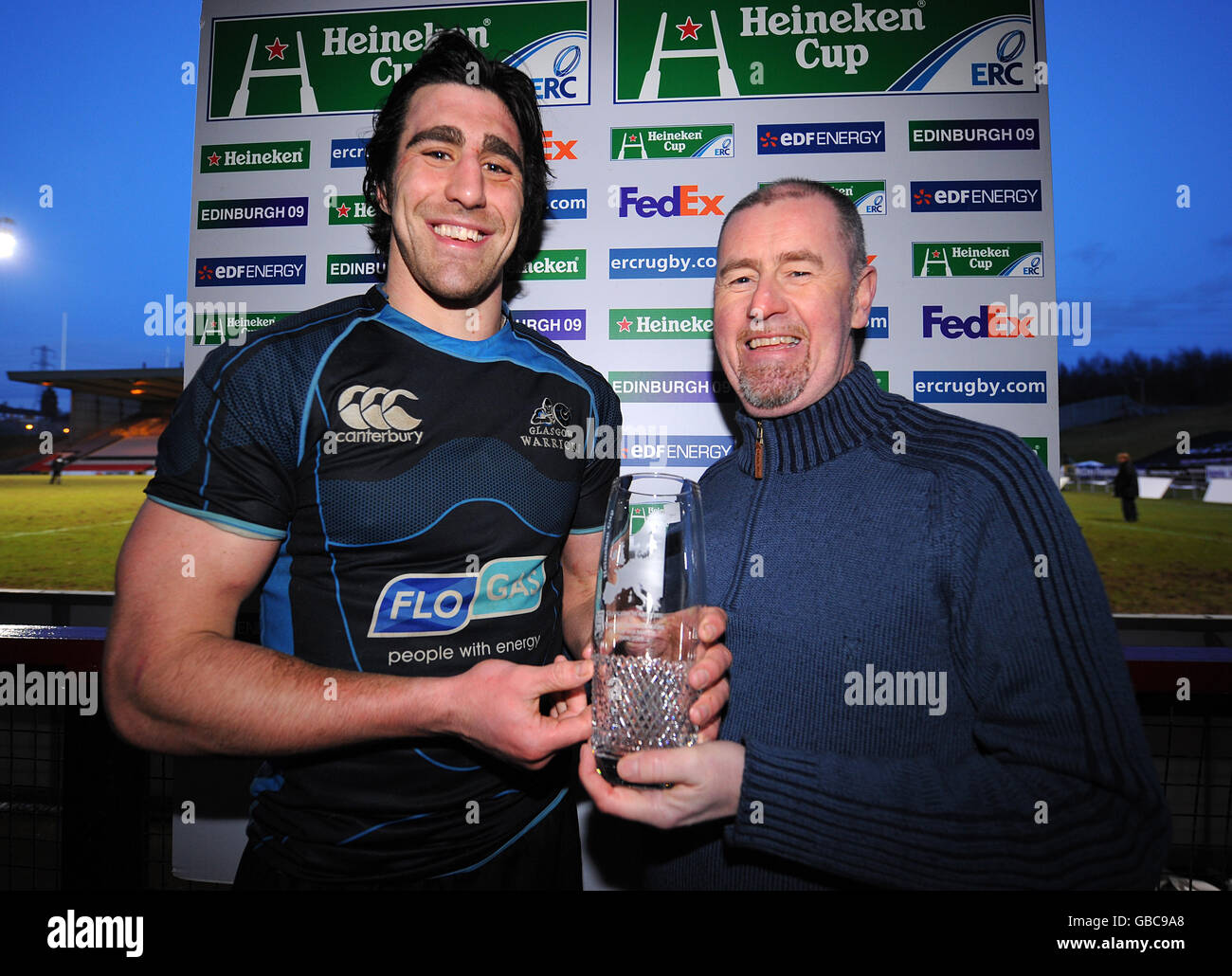 Rugby Union - Heineken Cup - Pool 5 - Glasgow Warriors gegen Newport Gwent Dragons - Firhill Arena. Kelly Brown von Glasgow Warriors erhält seinen „man of the Match“-Preis Stockfoto