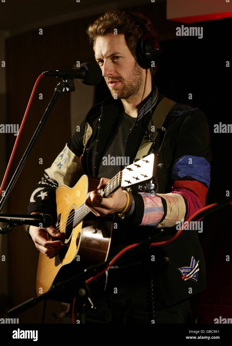 Chris Martin von Coldplay bei einem Soundcheck vor seinem XFM Live Session Gig, im Capital Radio am Leicester Square im Zentrum von London. Stockfoto