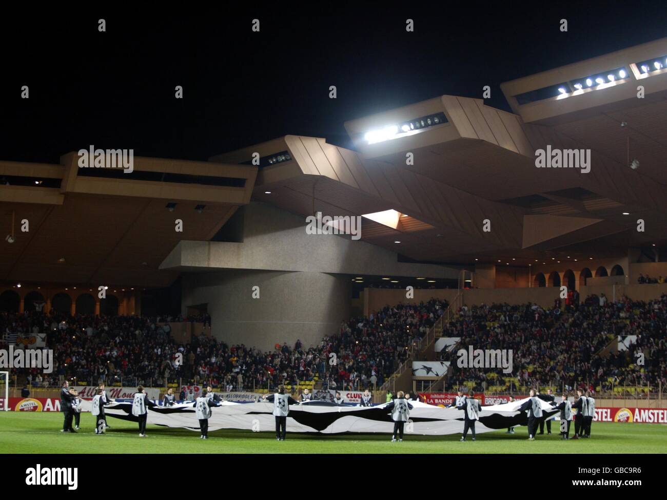 Ball Boys winken das riesige Starball-Logo vor dem Spiel Stockfoto