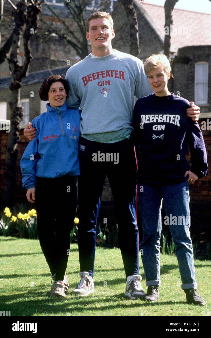 Die beiden Koxes, Cambridge's Leigh Weiss (l) und Oxford's Alison Norrish (r), mit Cambridge Oarsman Toby Backhouse (c). Dies war das erste Jahr, in dem beide Mannschaften von Frauen übertonnen wurden Stockfoto