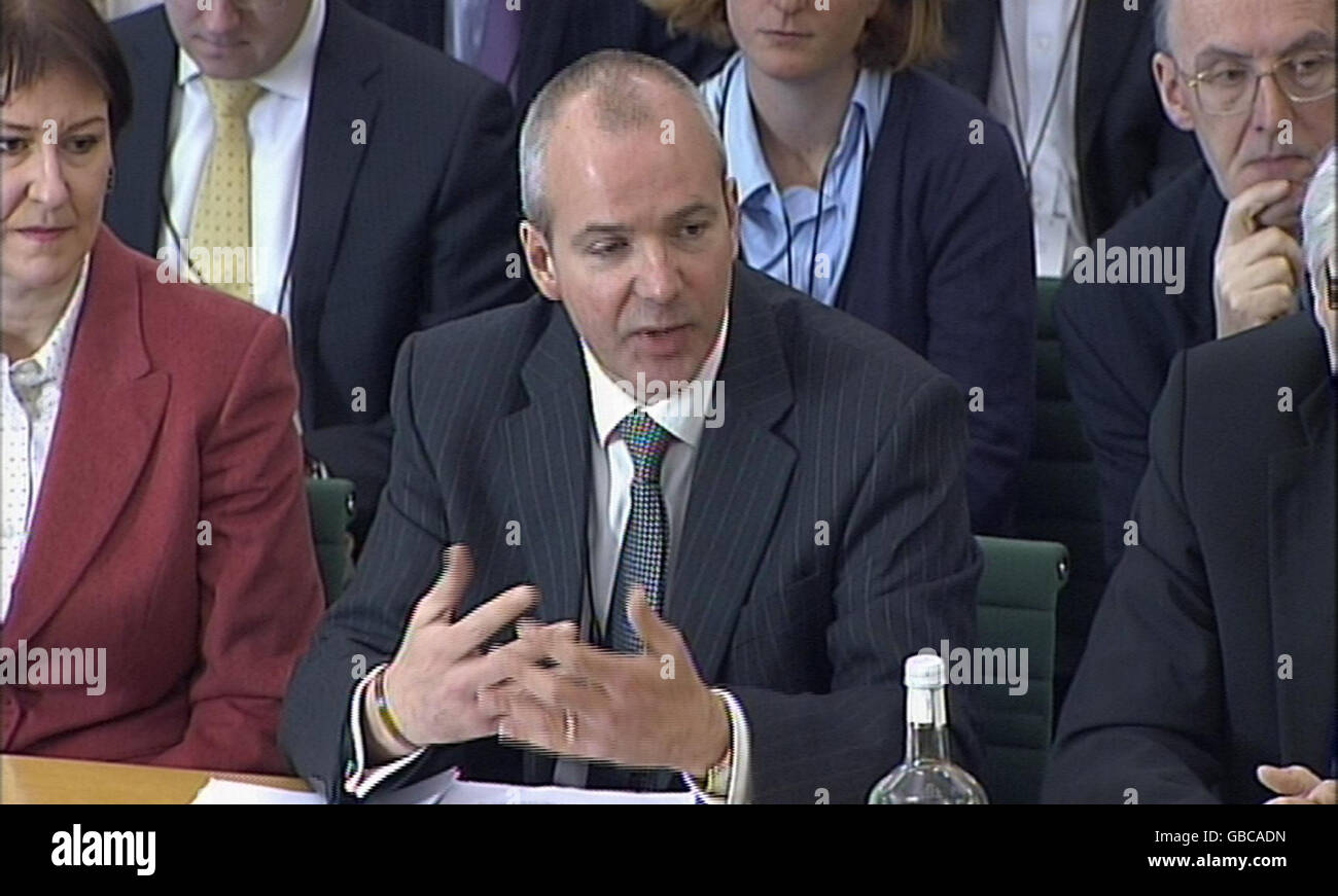 Chris Cummings, Generaldirektor der Association of Independent Advisers (AIFA), spricht auf der Sitzung des Treasury Committee zur Bankenkrise im Thatcher Room, Porticullis House, im Zentrum von London. Stockfoto