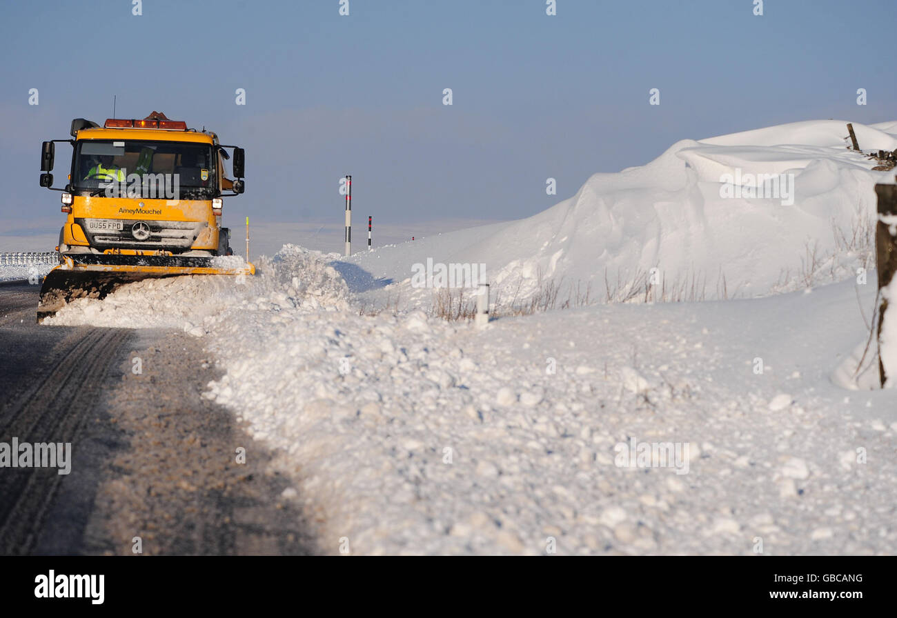 Schneepflüge räumen die A66 in der Grafschaft Durham, die über Nacht bis zu 8ft driftete und die Straße schloss. Stockfoto