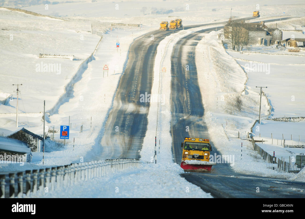 Schneepflüge räumen die A66 in der Grafschaft Durham, die über Nacht bis zu 8ft driftete und die Straße schloss. Stockfoto