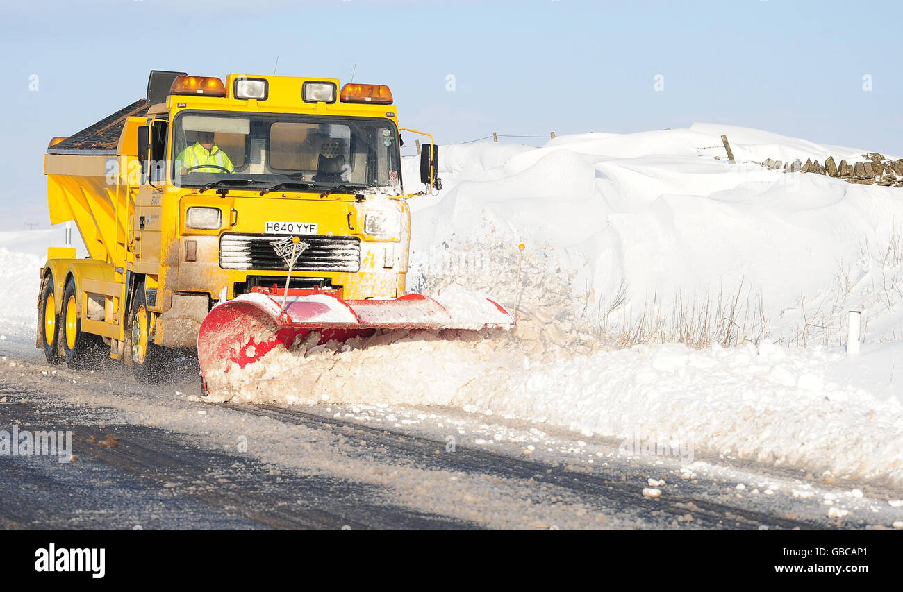 Schneepflüge räumen die A66 in der Grafschaft Durham, die über Nacht bis zu 8ft driftete und die Straße schloss. Stockfoto