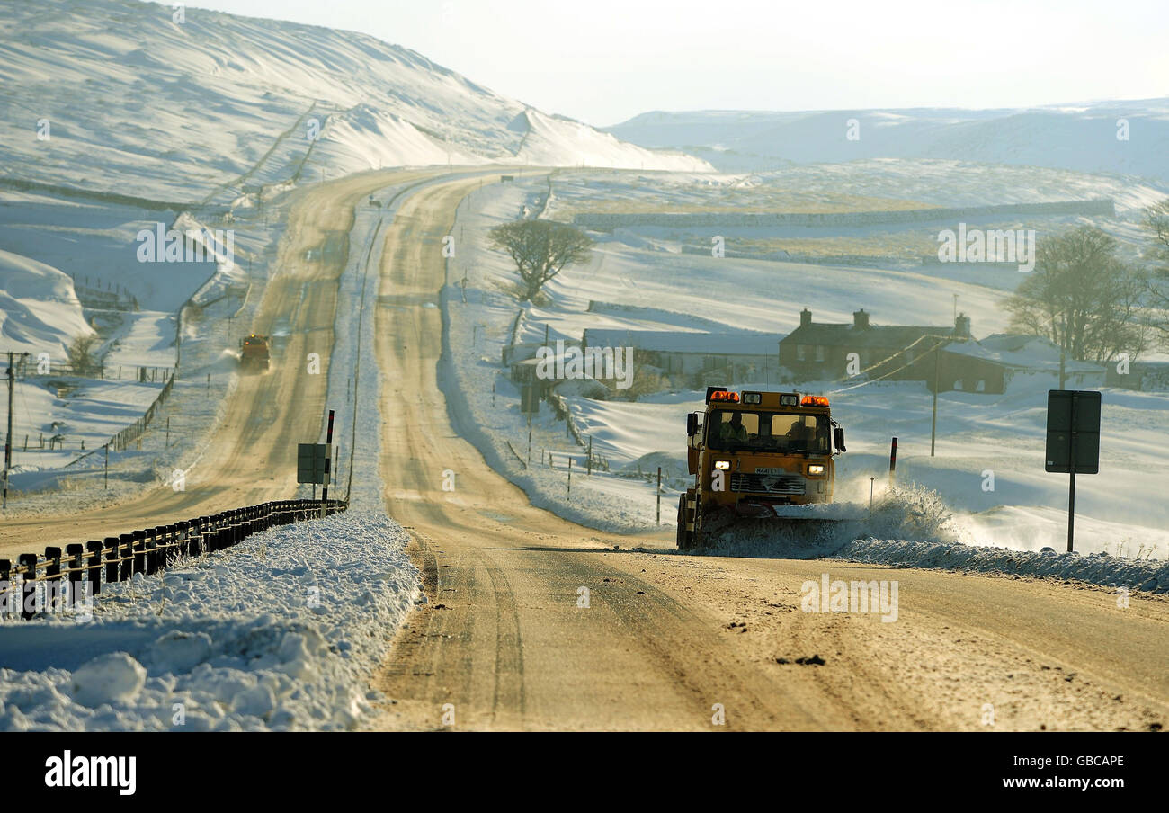 Schneepflüge räumen die A66 in der Grafschaft Durham, die über Nacht bis zu 8ft driftete und die Straße schloss. Stockfoto