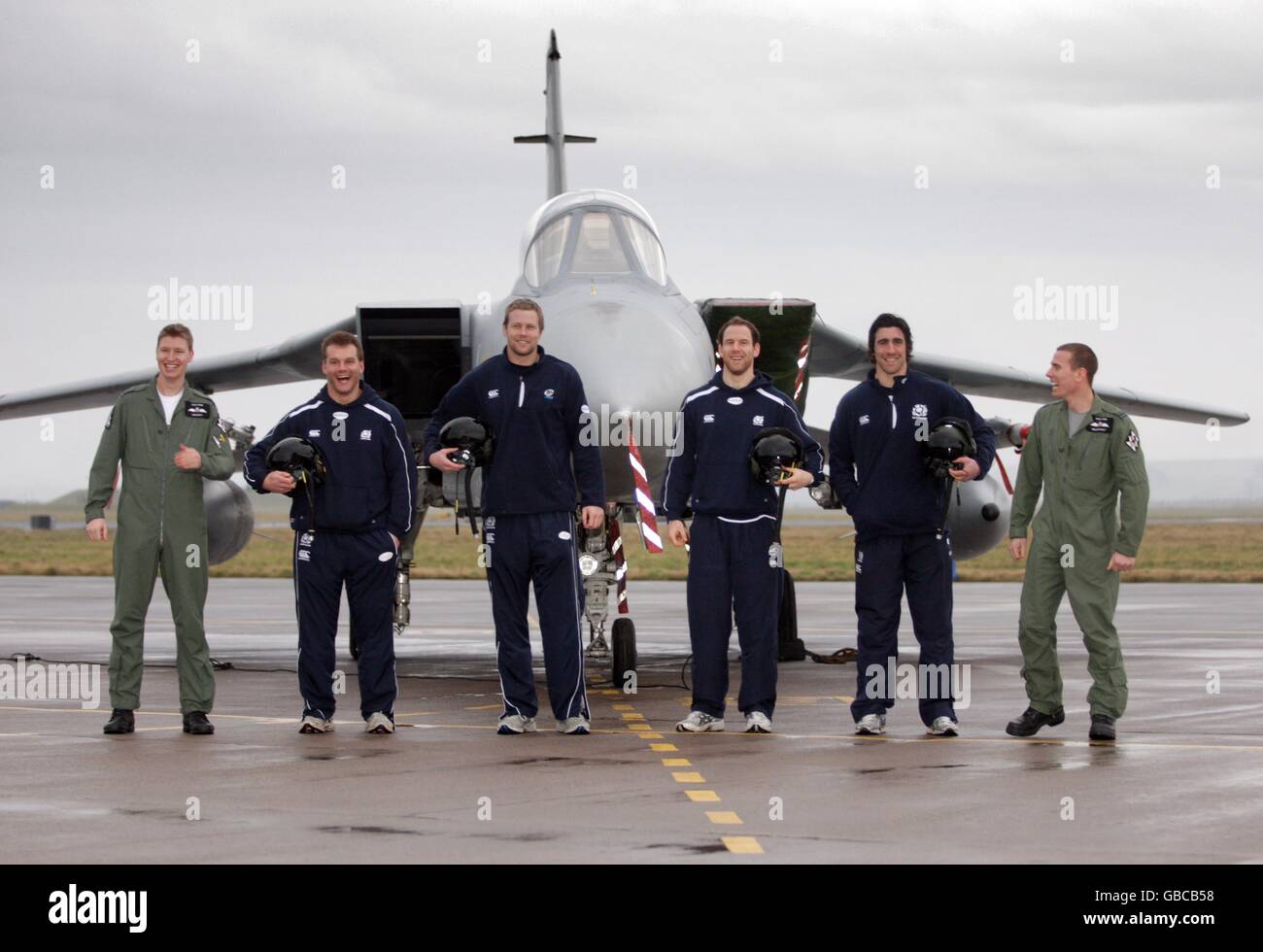 Die schottischen Kader-Mitglieder Kelly Brown, Craig Hamilton, Geoff Cross und Graeme Morrison posieren mit zwei Piloten der 43 Squadron vor einem Tornado bei RAF Leuchars. Stockfoto