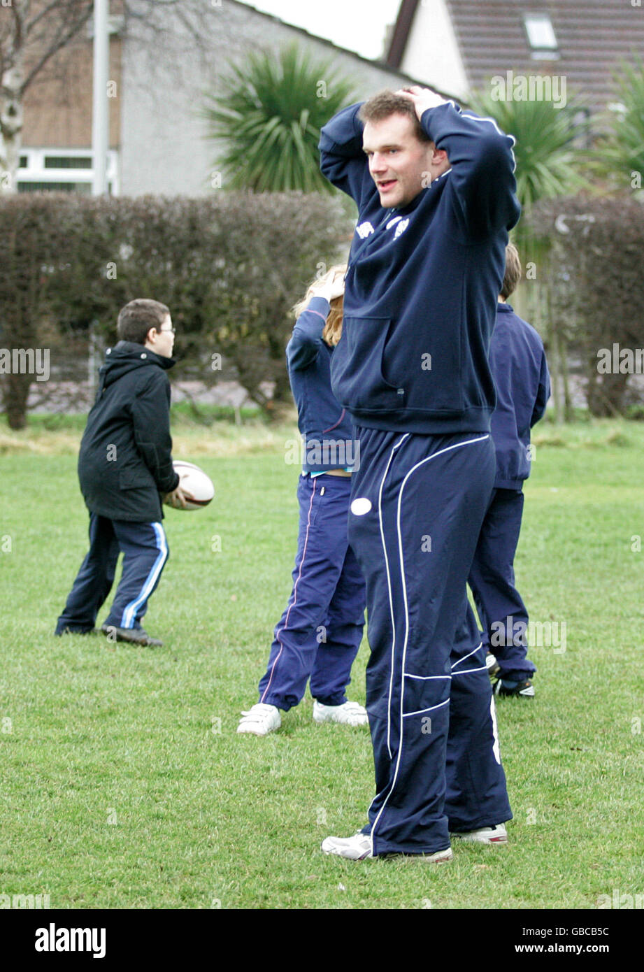 Das schottische Kader-Mitglied Geoff Cross nimmt am Coaching Teil Sitzung an der Balmullo Primary School Stockfoto