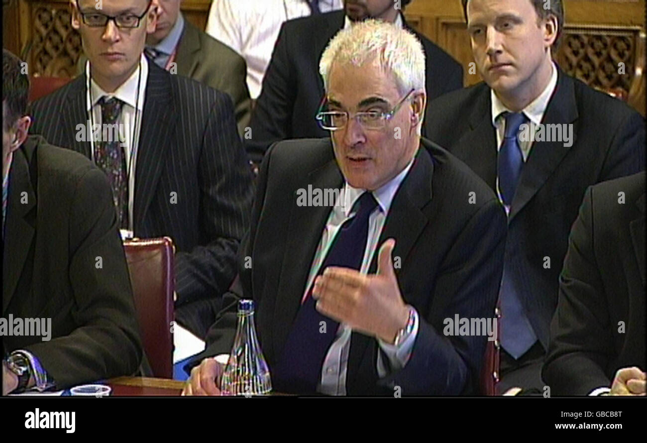 Kanzlerin Alistair Darling spricht im Lords Economic Affairs Committee im House of Lords im Zentrum von London über die wirtschaftliche Lage Großbritanniens. Stockfoto