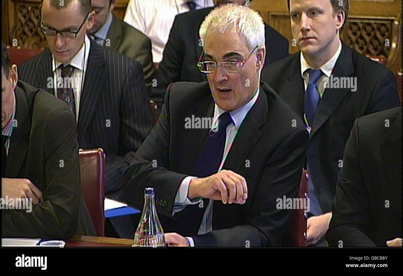 Kanzlerin Alistair Darling spricht im Lords Economic Affairs Committee im House of Lords im Zentrum von London über die wirtschaftliche Lage Großbritanniens. Stockfoto