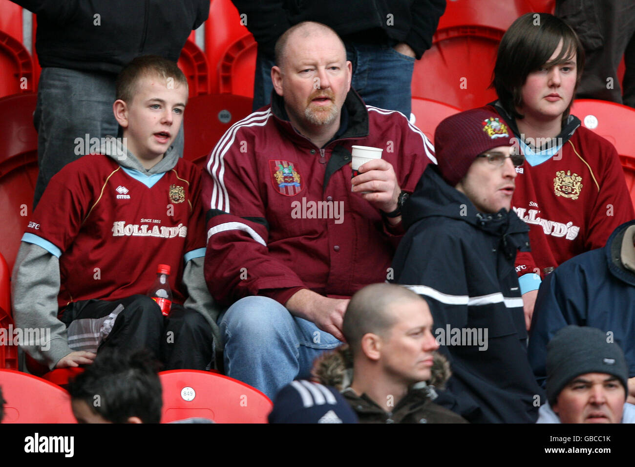 Fußball - Coca-Cola Football League Championship - Doncaster Rovers gegen Burnley - Keepmoat Stadium. Burnley-Fans auf den Tribünen, bevor sie loslegen. Stockfoto