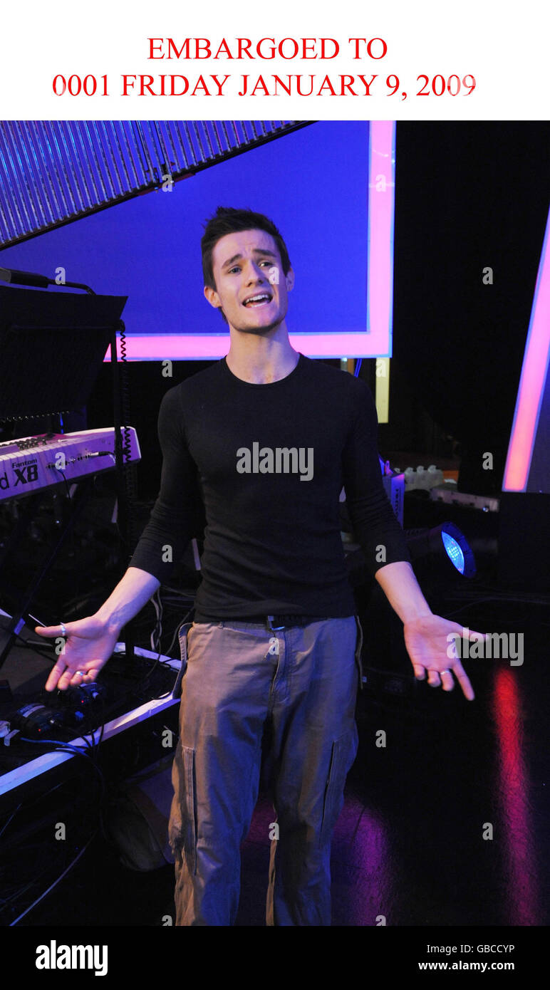 Mark Evans sang während der Proben vor der Show am Samstag für BBC One's „Eurovision: Your Country Needs You“ im BBC Television Center, London. Stockfoto