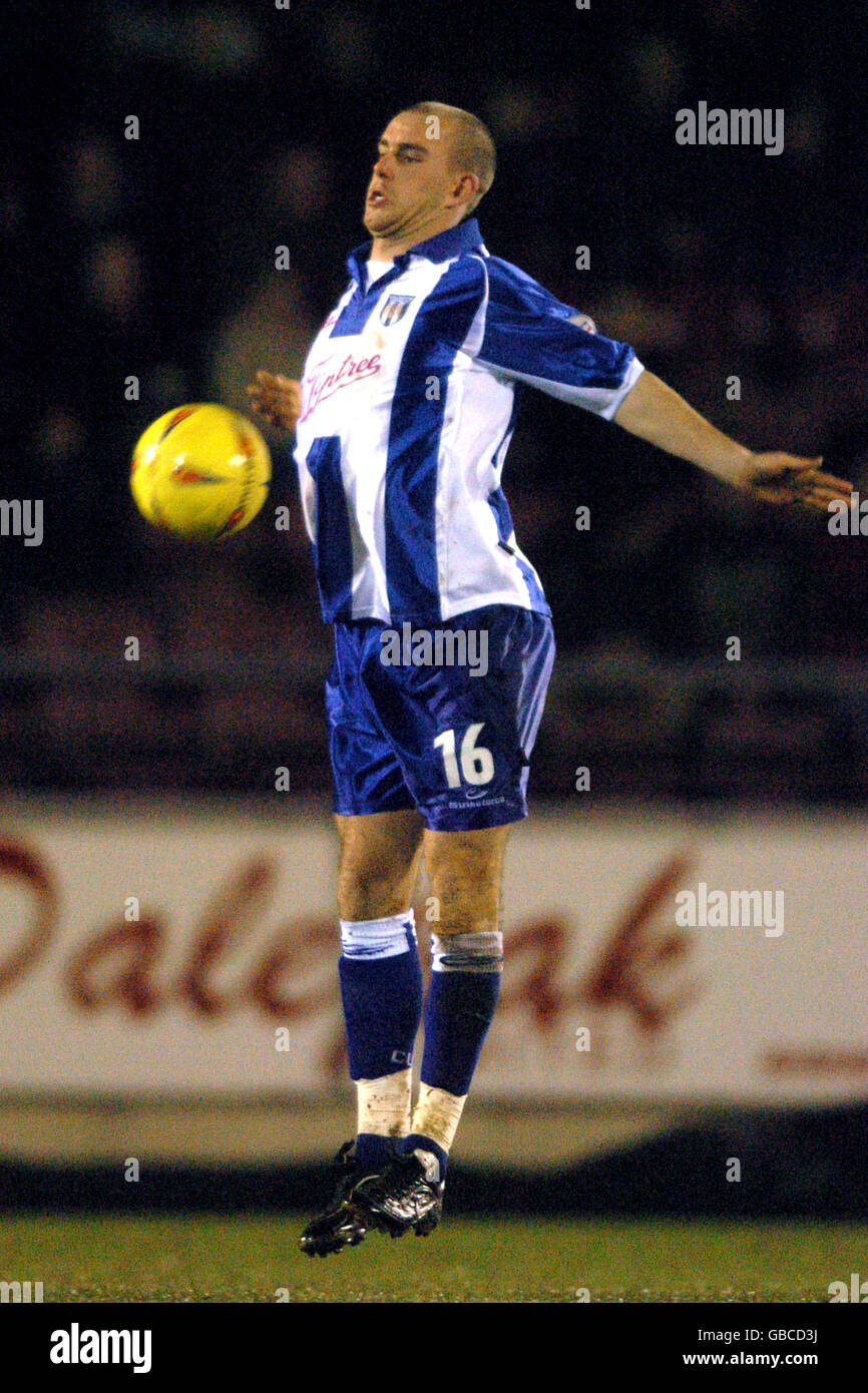 Rowan Vine von Colchester United springt, um den Ball zu kontrollieren Stockfoto