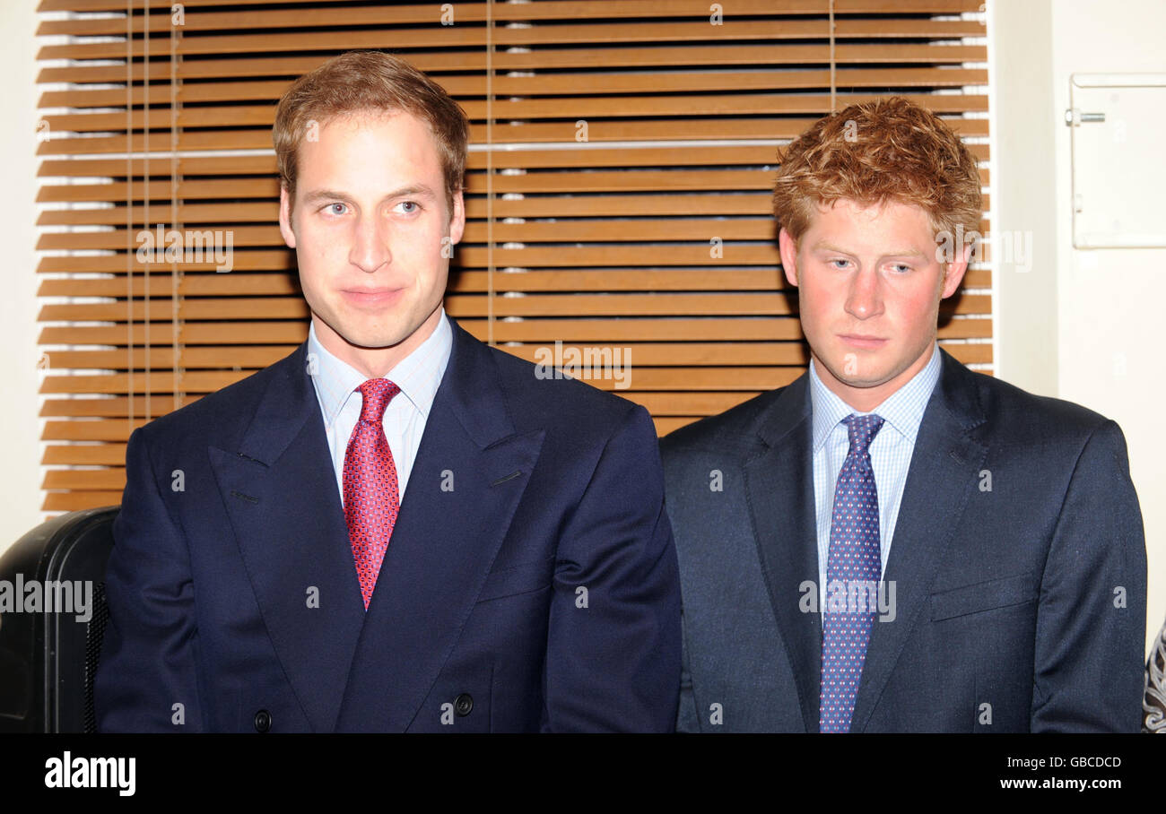 Prinz William (links) und Prinz Harry bei der Eröffnung des Henry van Straubenzee Memorial Fund im Troubadour Club in London. Stockfoto