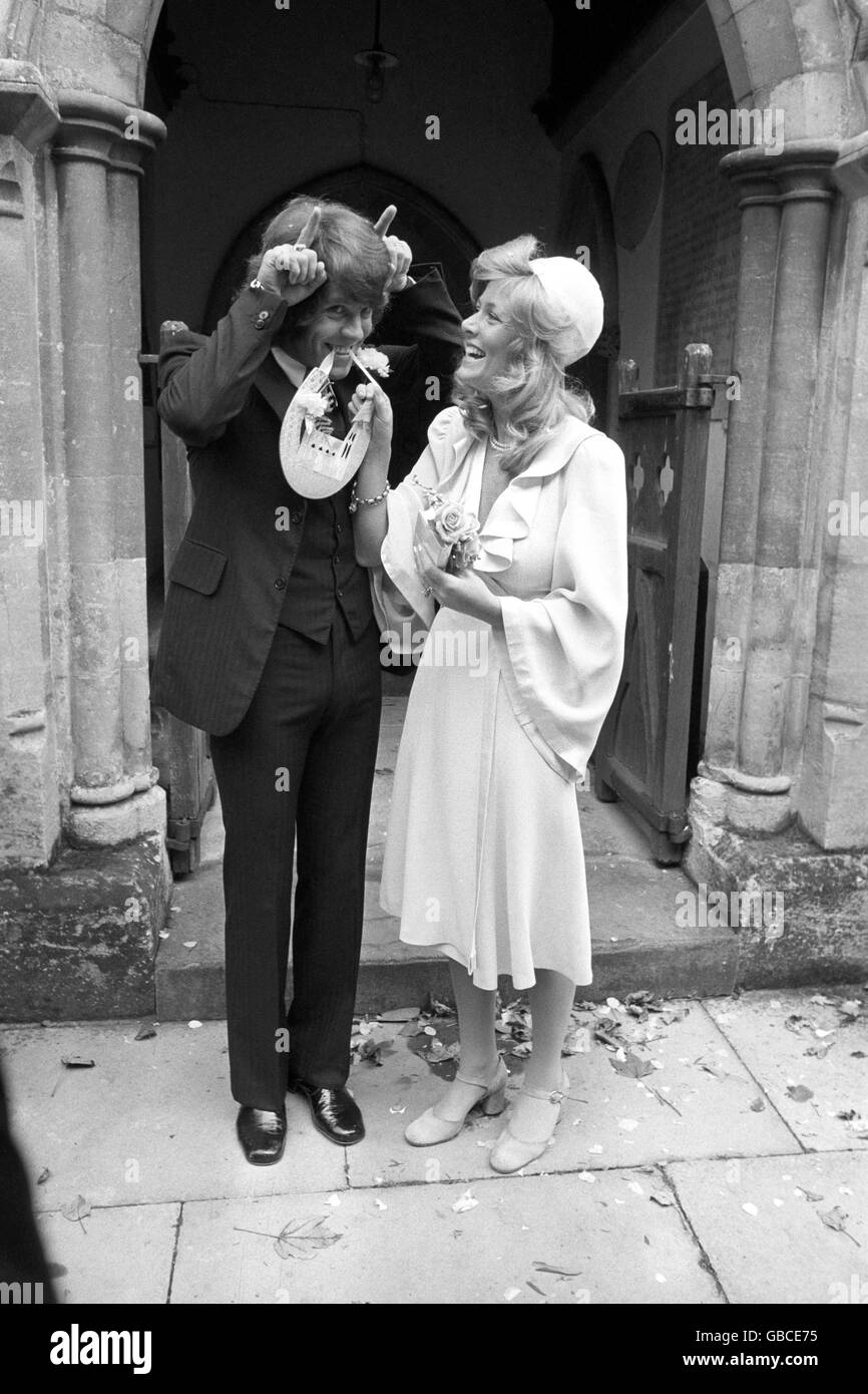 Popstar Dave Dee, als er Carol Dunning in Laverstock vergab, wurde er Ende der 1960er Jahre mit der Gruppe Dave Dee, Dozy, Beaky, Mick und Tich berühmt. Stockfoto