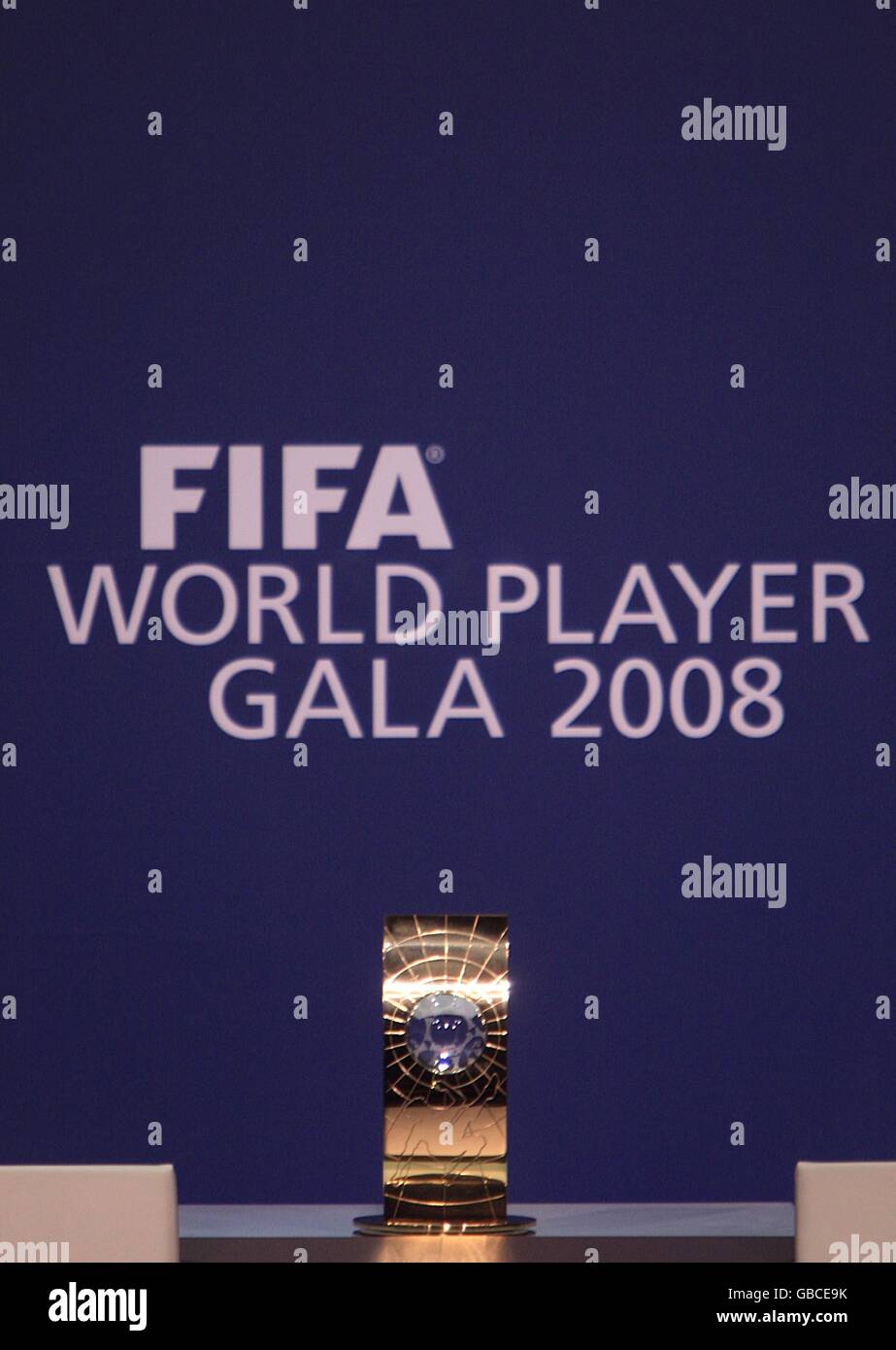 Fifa world player year trophy Fotos und Bildmaterial in hoher